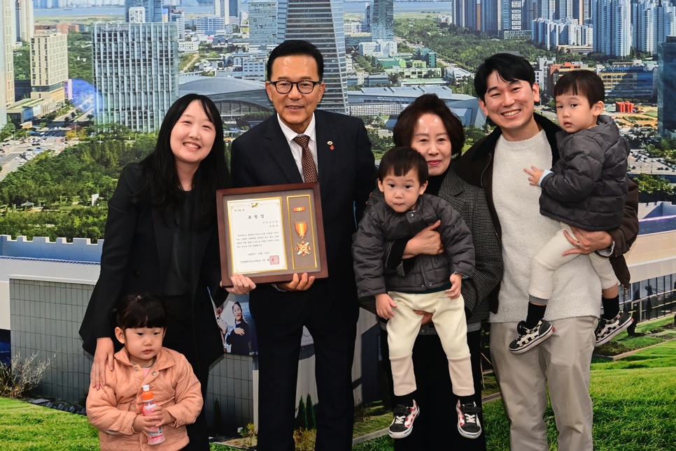 연수구는 지난 11일 출산과 양육 친화적 사회 분위기 조성에 이바지한 다자녀 모범가정 2가족과 아이돌보미 1명 임산부 무료 음식 제공 식당 1곳에 2025년 저출산 극복 유공자 표창장을 수여했다
